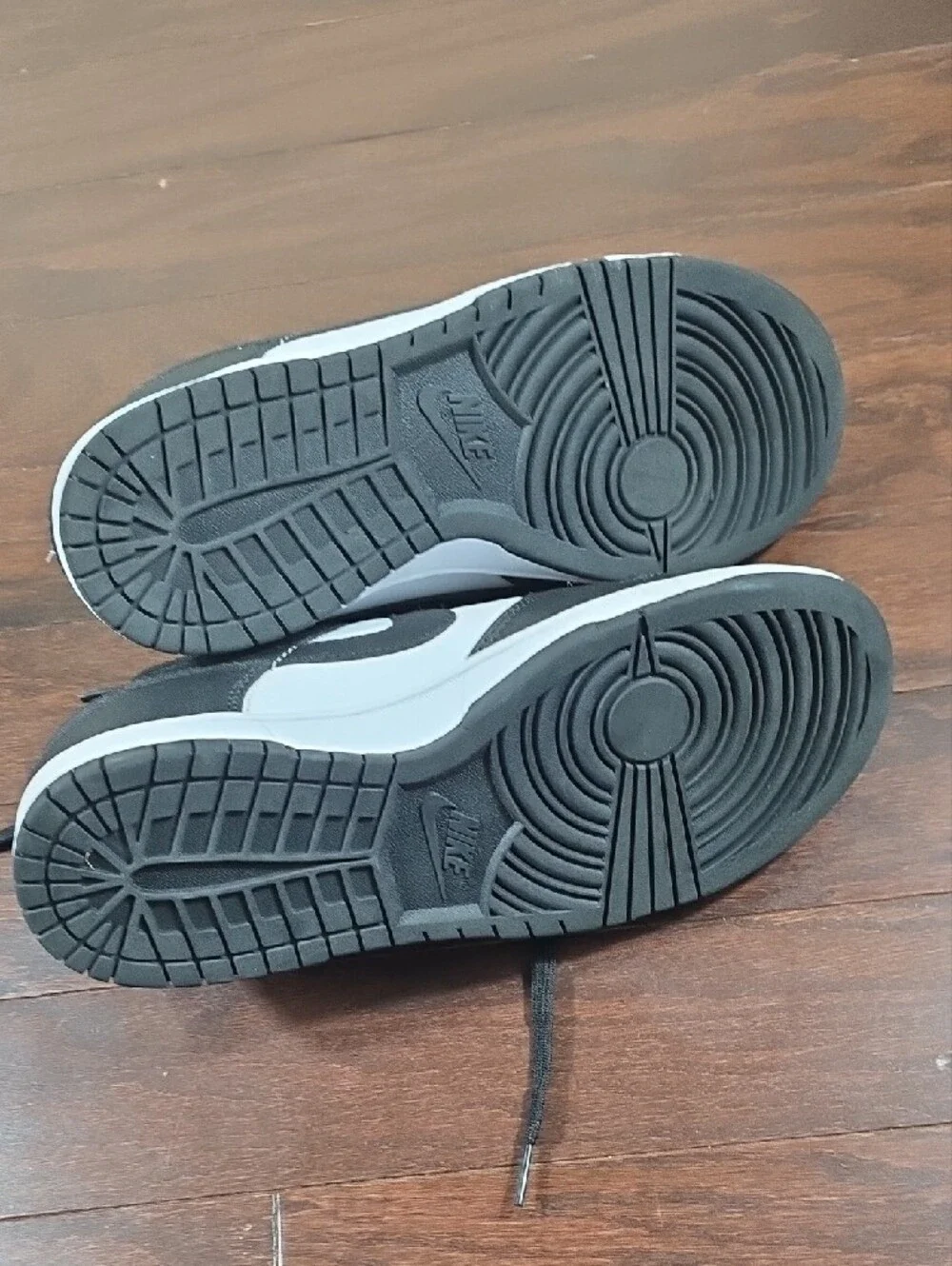 Nike Men's Black and White Low-Top Sneakers